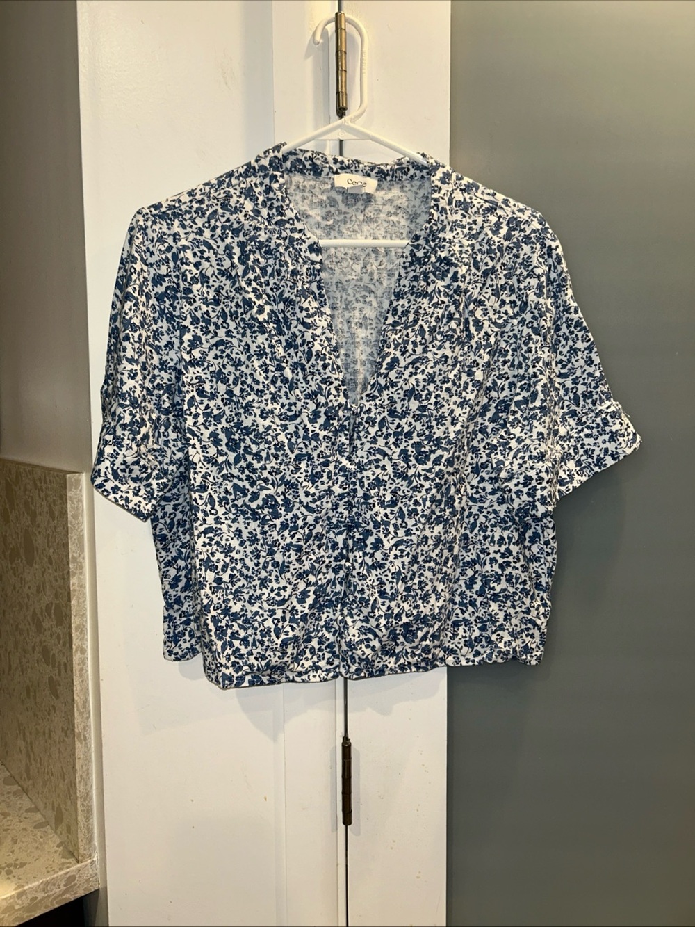 CeCe Blue And White Floral Button Up Crop Blouse M
